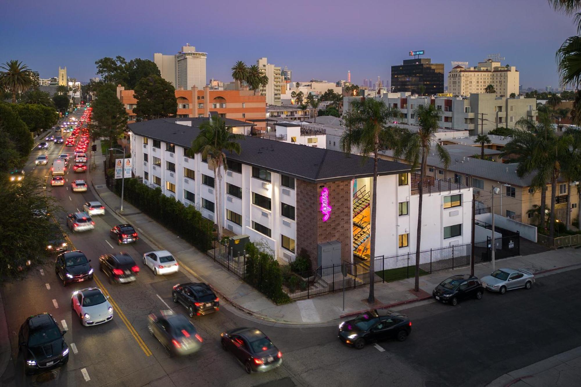 Apartahotel Fenix Hollywood